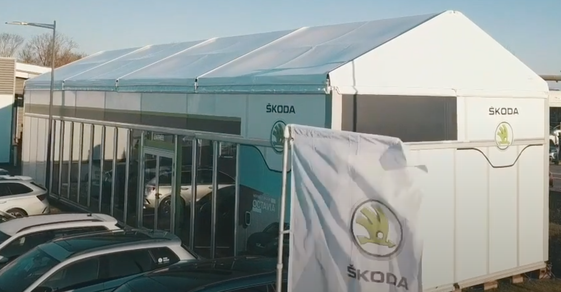 Installation d'une structure provisoire Škoda à Caen